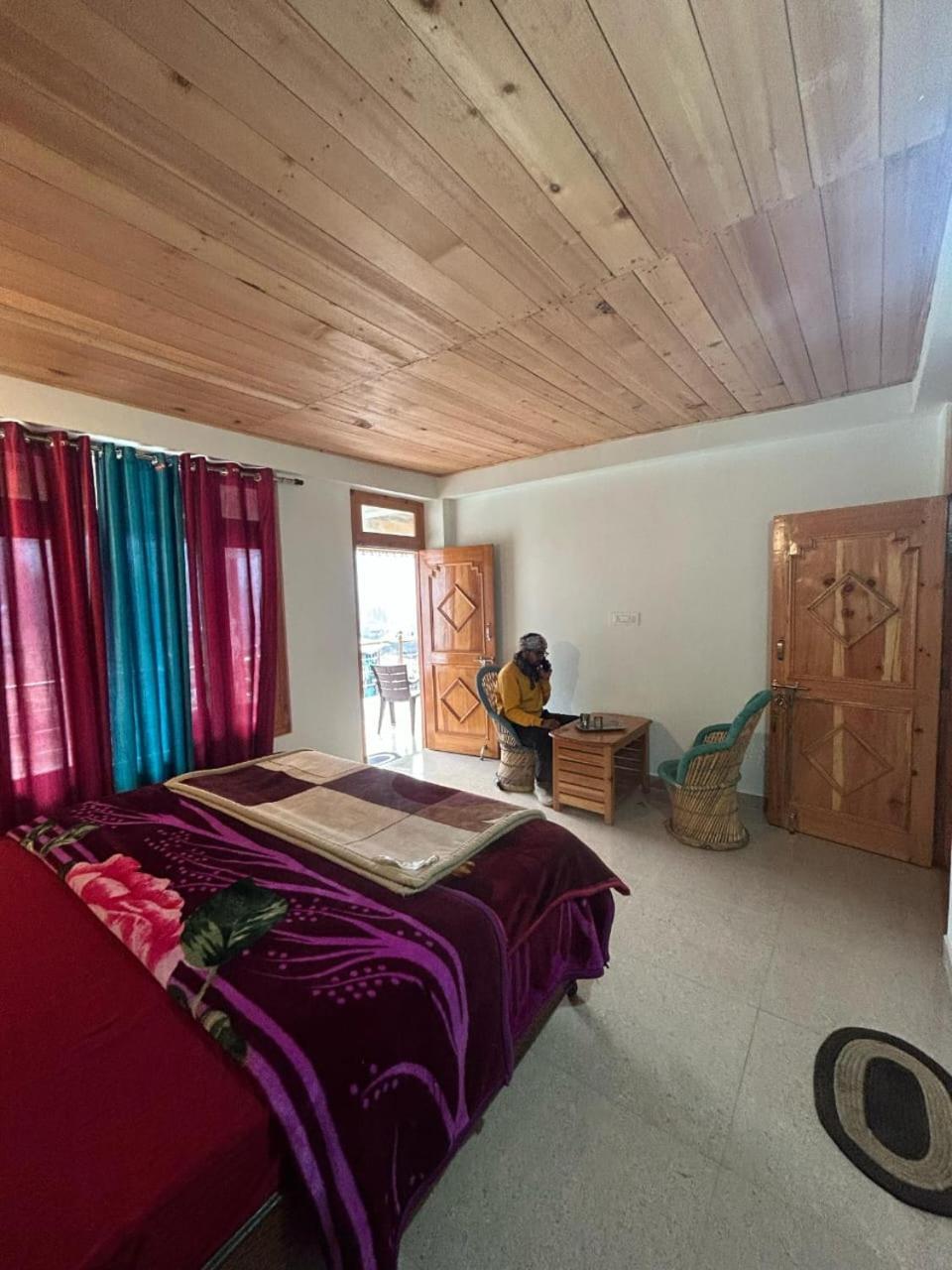 New Brahma Cafe Guest House Kalgha Quarto foto